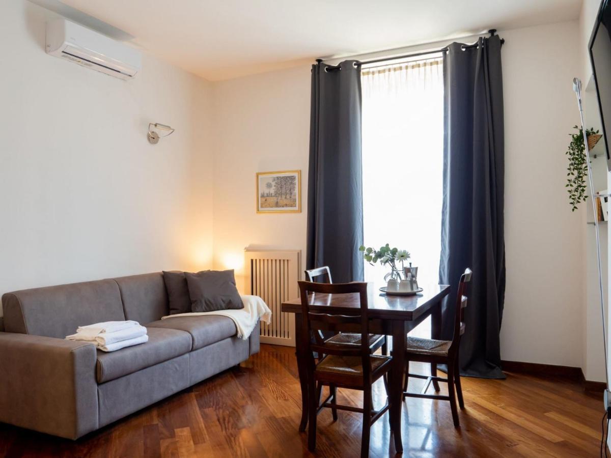 The Rent - Two Bedroom Near Sondrio Subway Apartment Milan