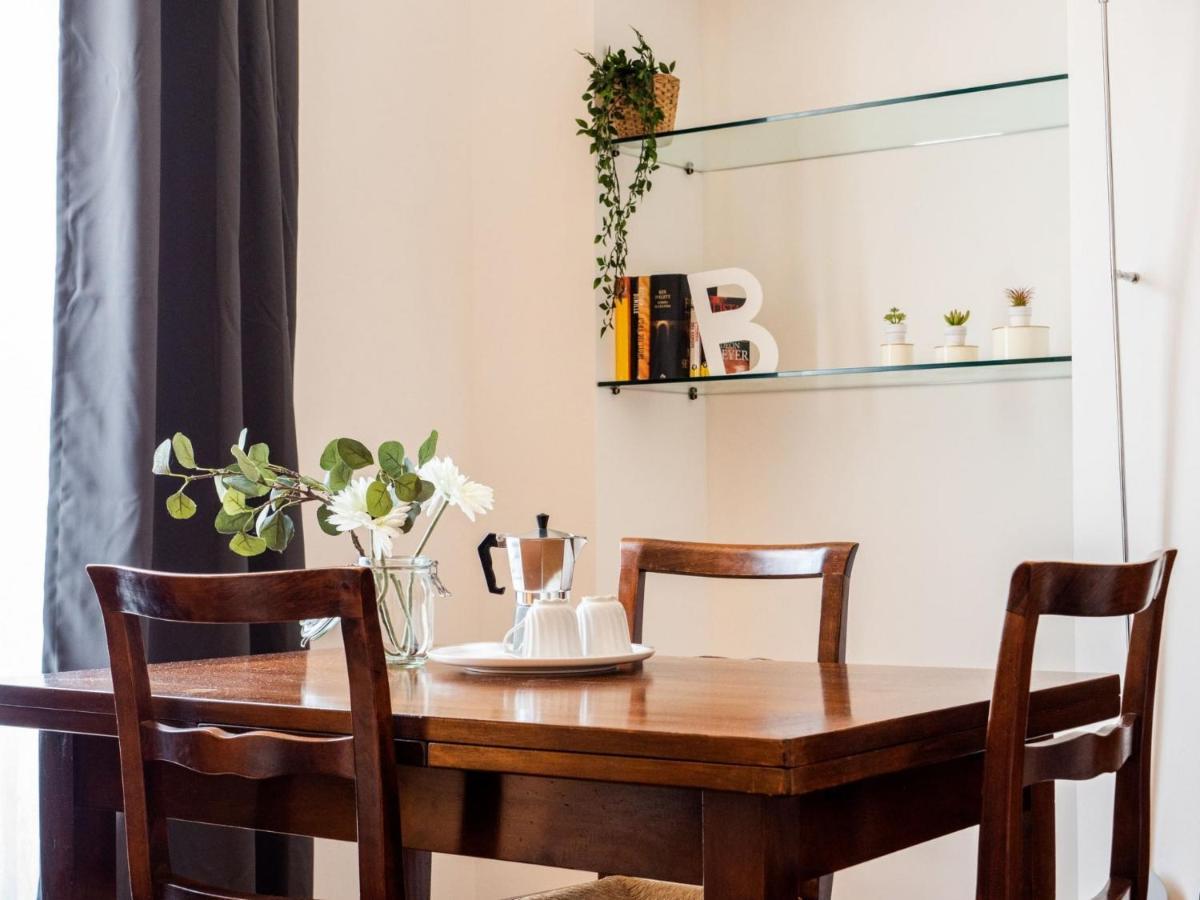 The Rent - Two Bedroom Near Sondrio Subway Milan