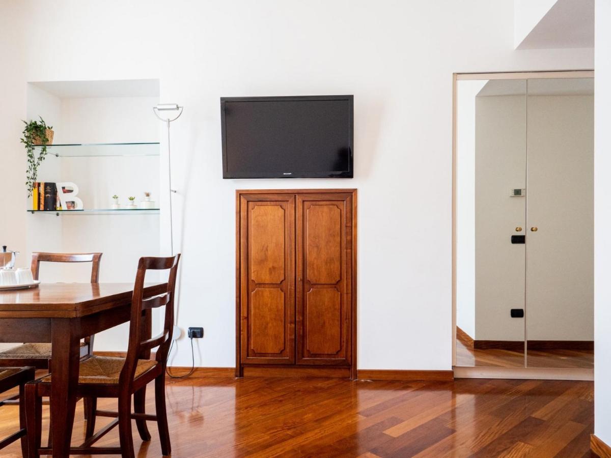 The Rent - Two Bedroom Near Sondrio Subway * Milan