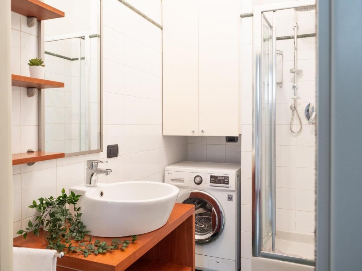 The Rent - Two Bedroom Near Sondrio Subway Apartment Milan