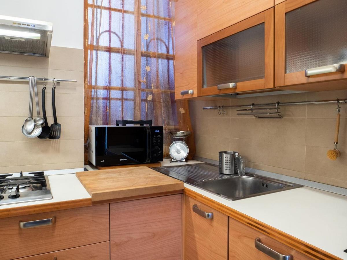 The Rent - Two Bedroom Near Sondrio Subway * Milan