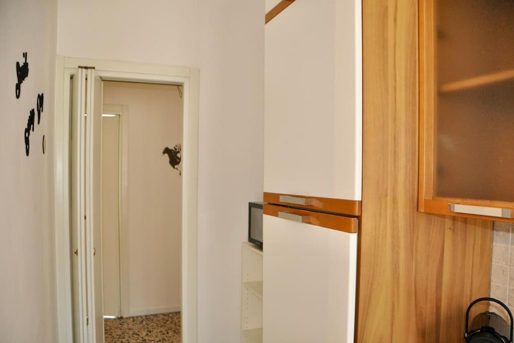 Appartement Nolo Black White & Coral