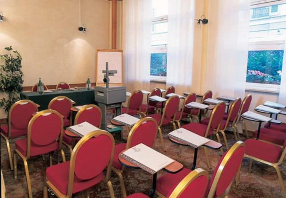 Hotel Mokinba Sant'ambroeus 3*