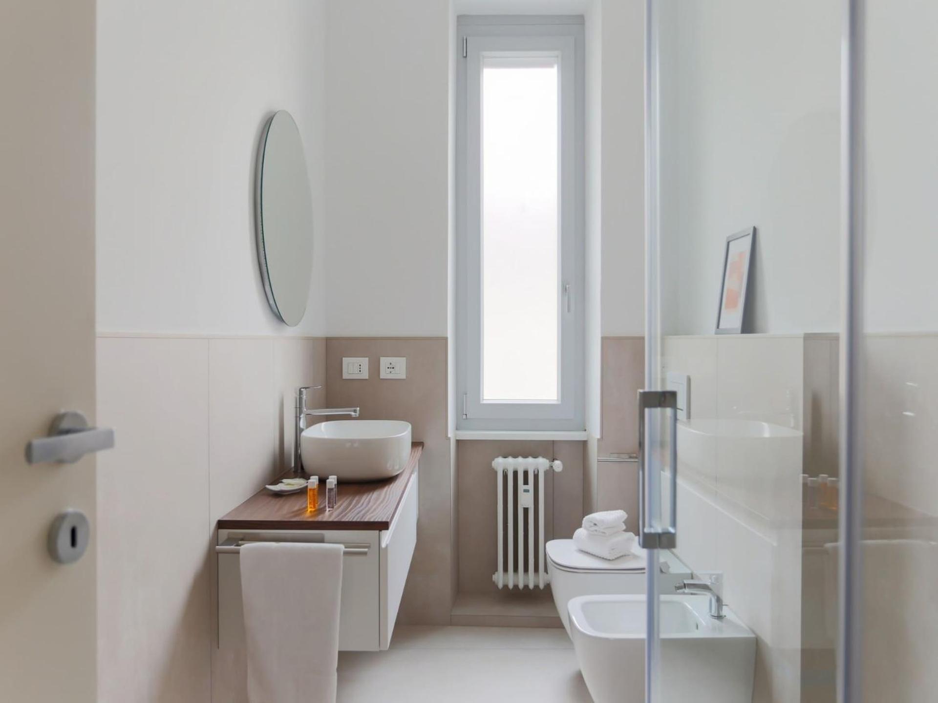 The Rent - Spacious And Renovated Two-bedroom Downtown Lejlighed *