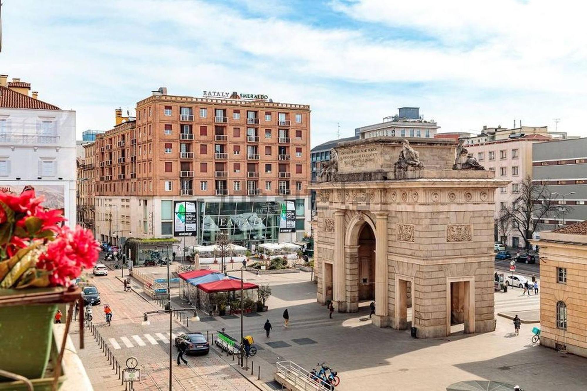 Chic Green Penthouse - Domotic Comfort In Milans Trendy Nightlife District
