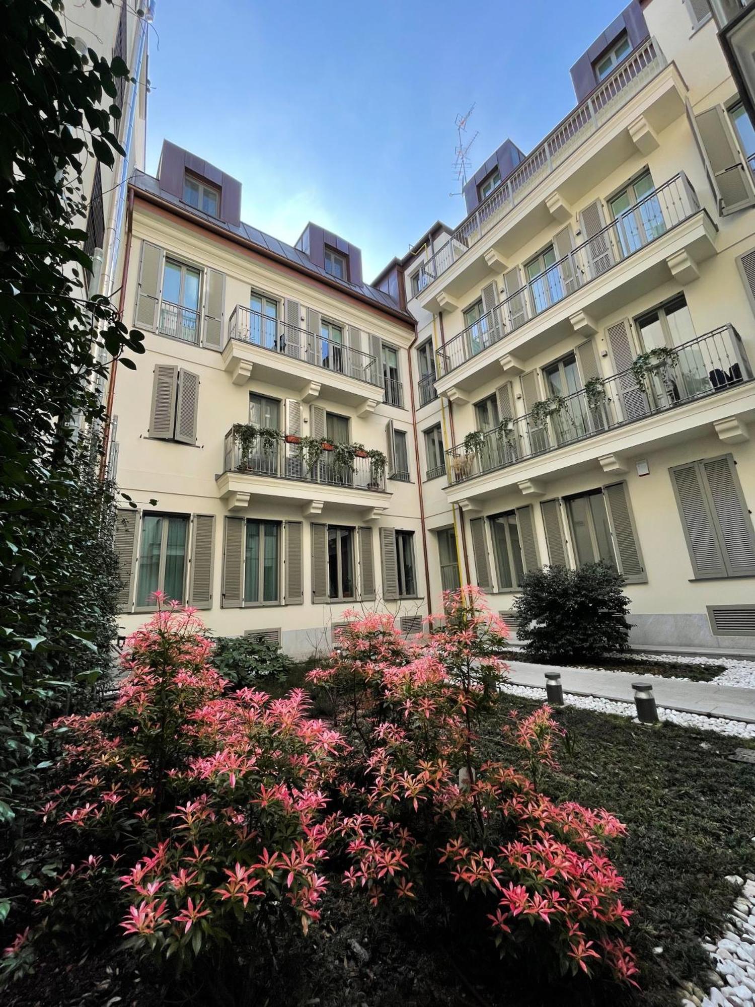 New Quiet And Design In The Heart Of * Milano