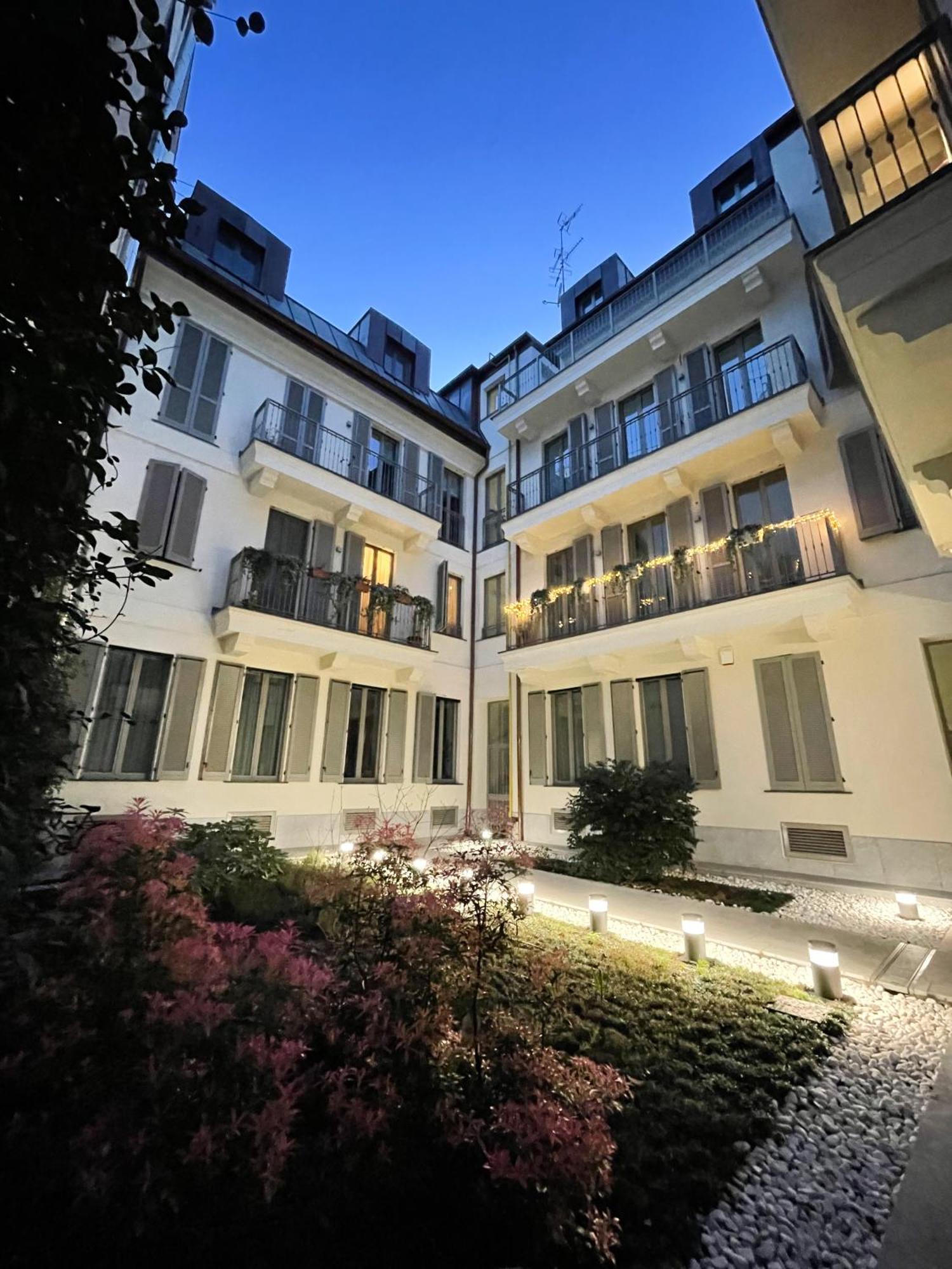 New Quiet And Design In The Heart Of * Milano