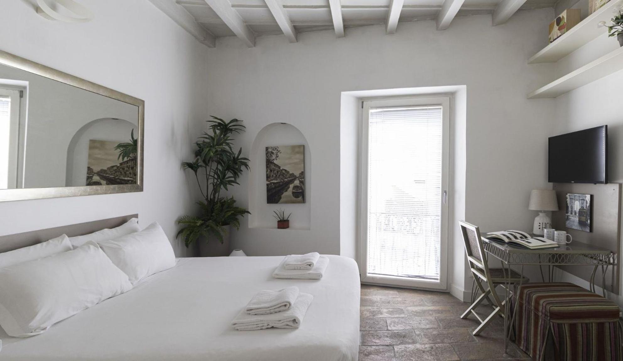 Navigli Canal View Apartment *