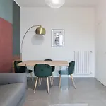 Apt24 - Modern Apartment With Balcony