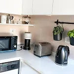 Bright Terrace-Garden Apartment
