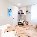 Via Volta Apartment - Moscova