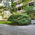 Joivy Vibrant 2Bed Apt With Balcony