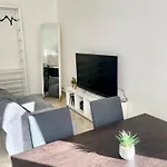 The White House, Modern Apartment In Center