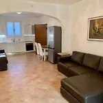 Central Apartment In Villa, Garden And Netflix