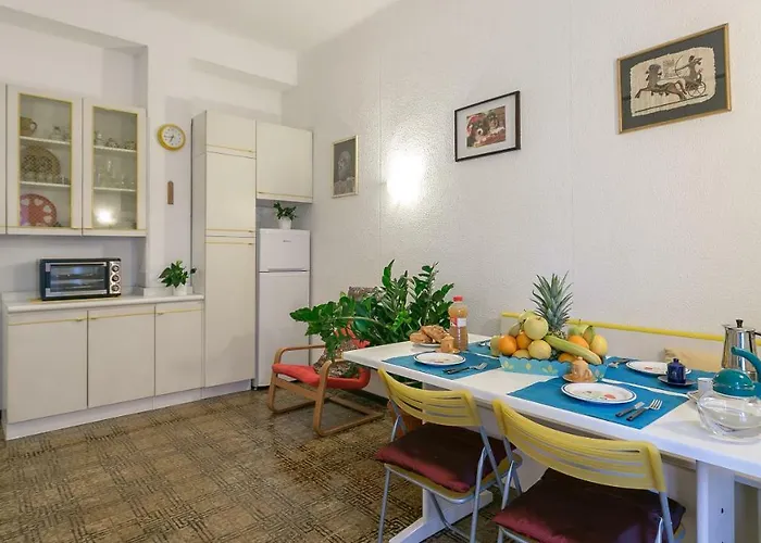 Titty House - Crocetta