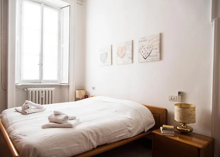 Peaceful Court Apartment In Shopping District
