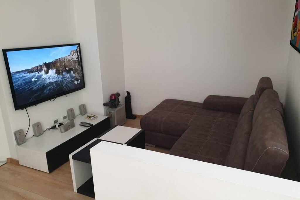 Your Lovely Home, Porta Venezia-1 Queen Bed, 3 Single Beds, 1 Sofa Bed- Lejlighed