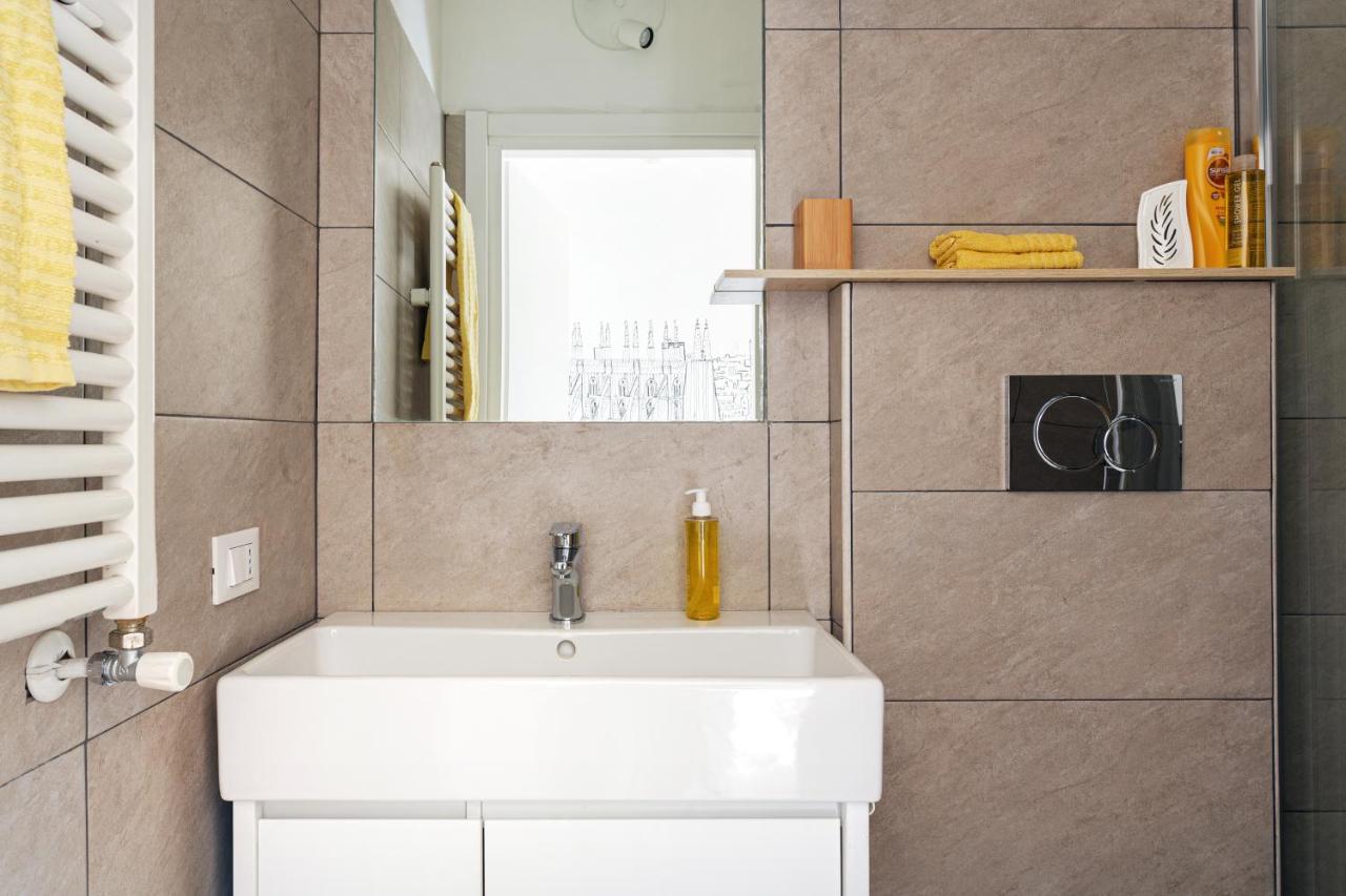 A Yellow Touch - Modern In Isola * Milaan