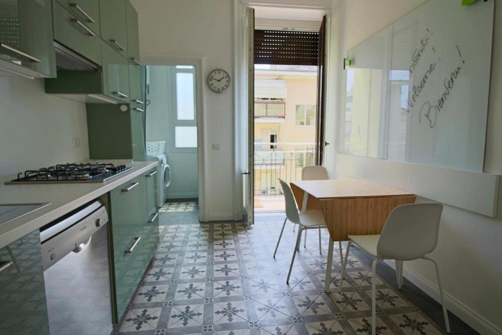 Lacaralele1 Milano