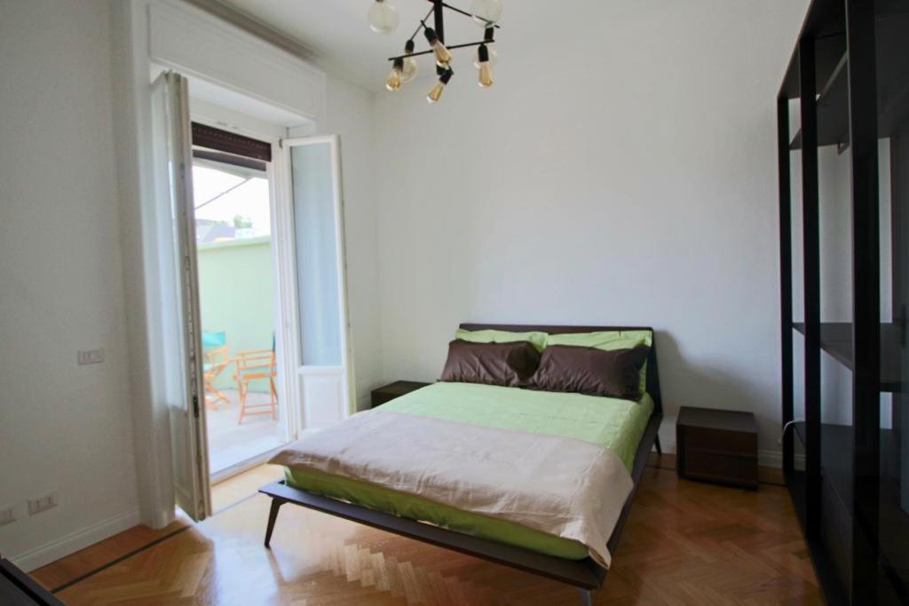 Lacaralele1 * Milano