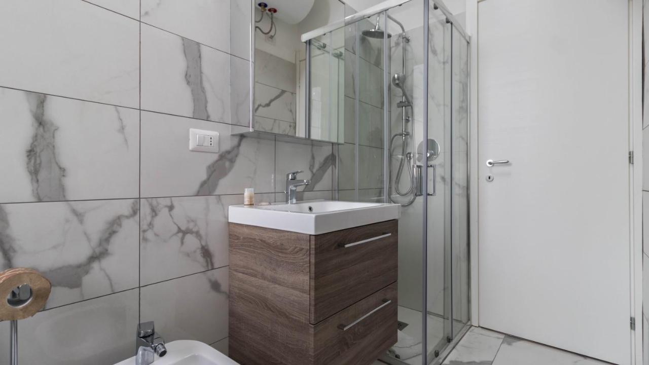 Apt24 - Modern With Balcony