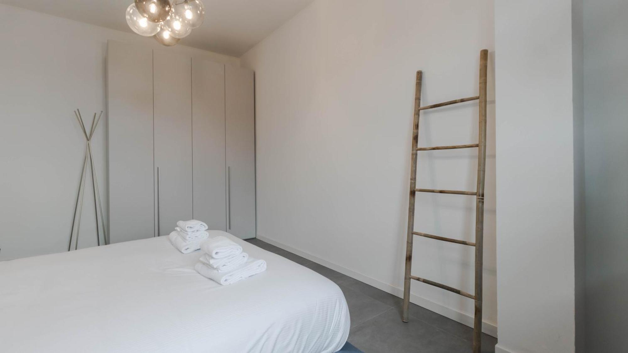 Apt24 - Modern With Balcony