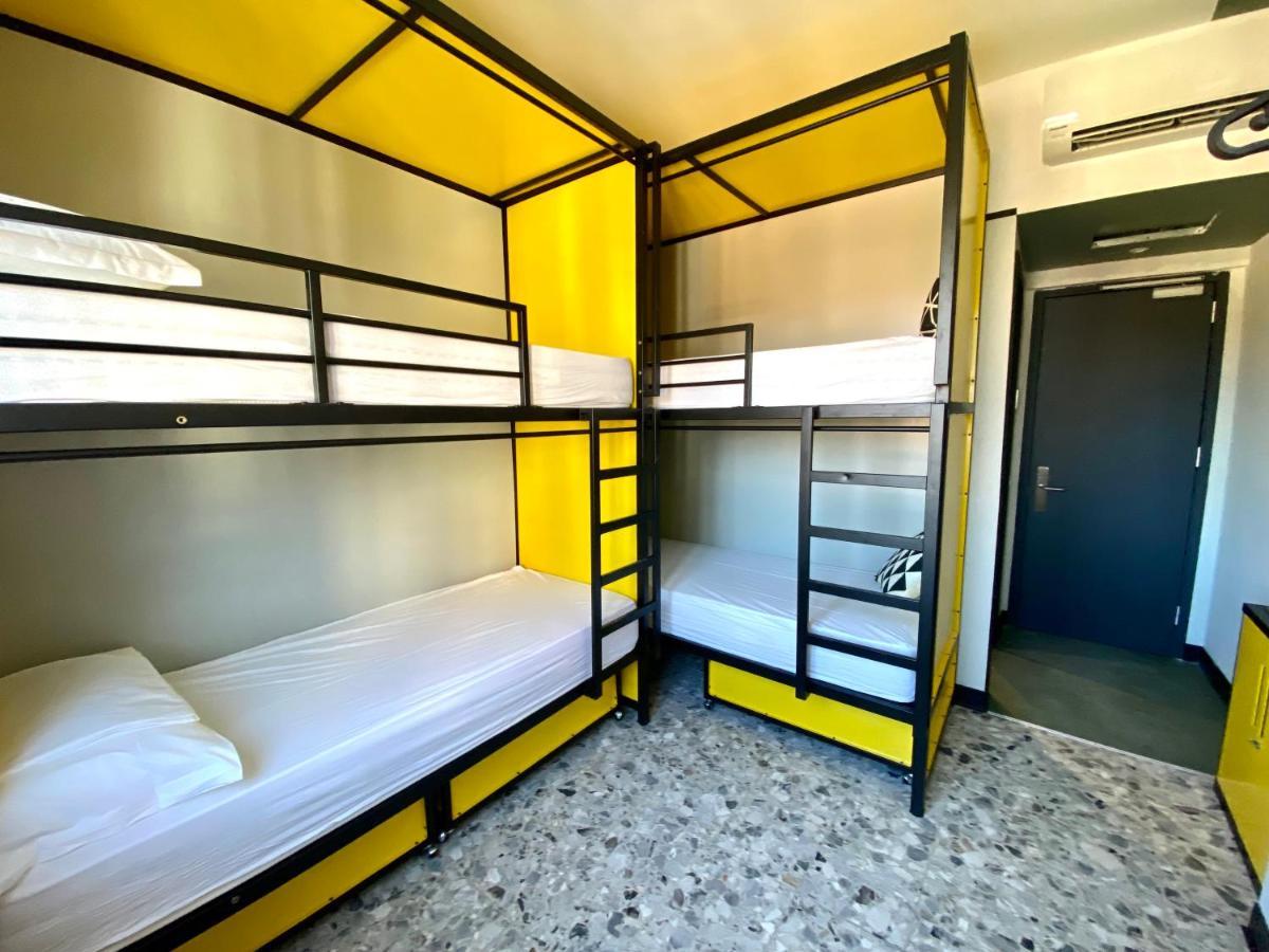 Yellowsquare Hostel *