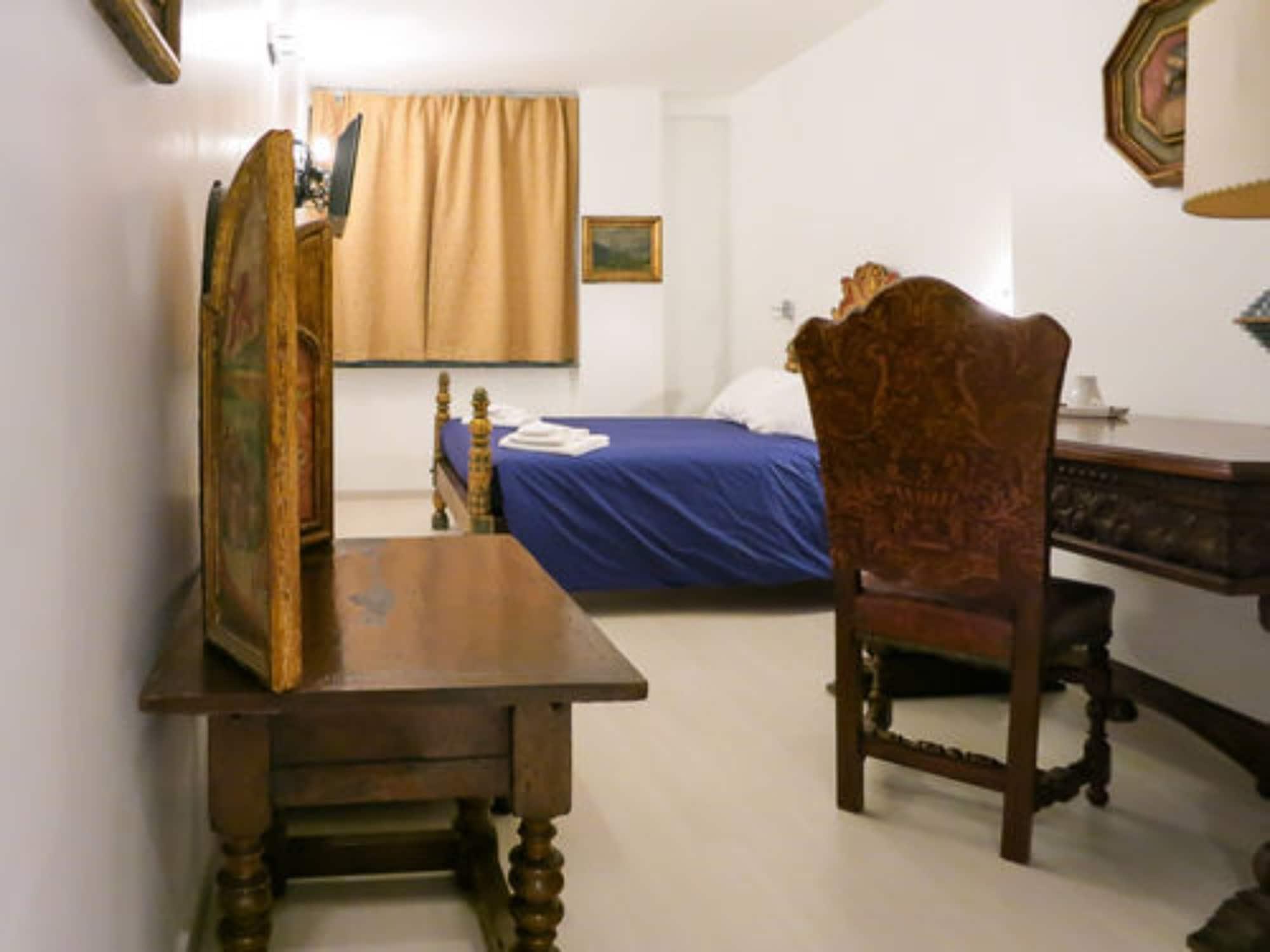 La Del Pino Bed & Breakfast 2*
