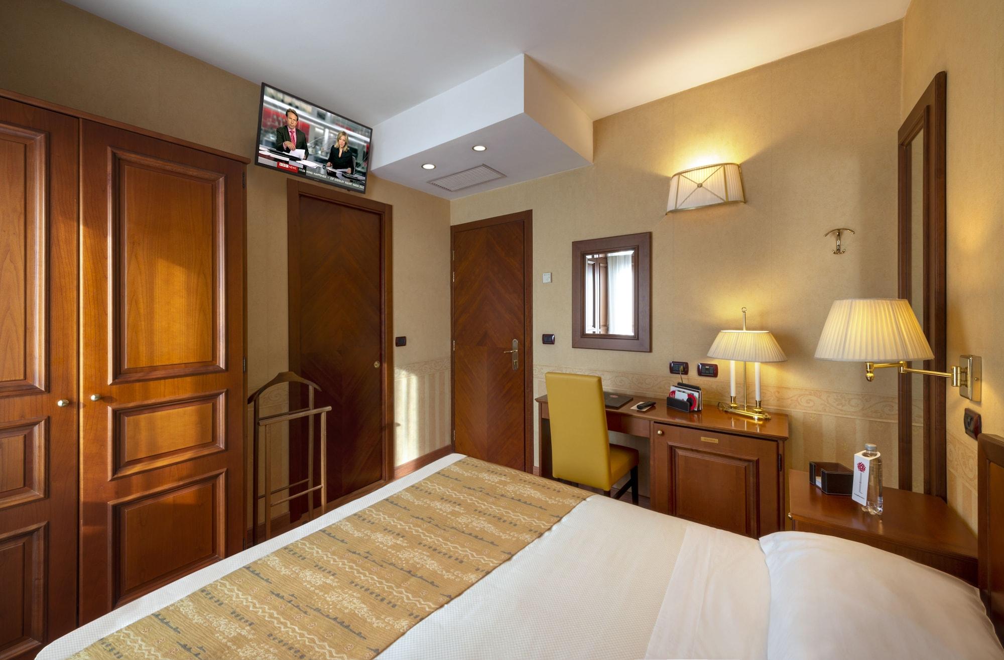 Lancaster Hotel 3*