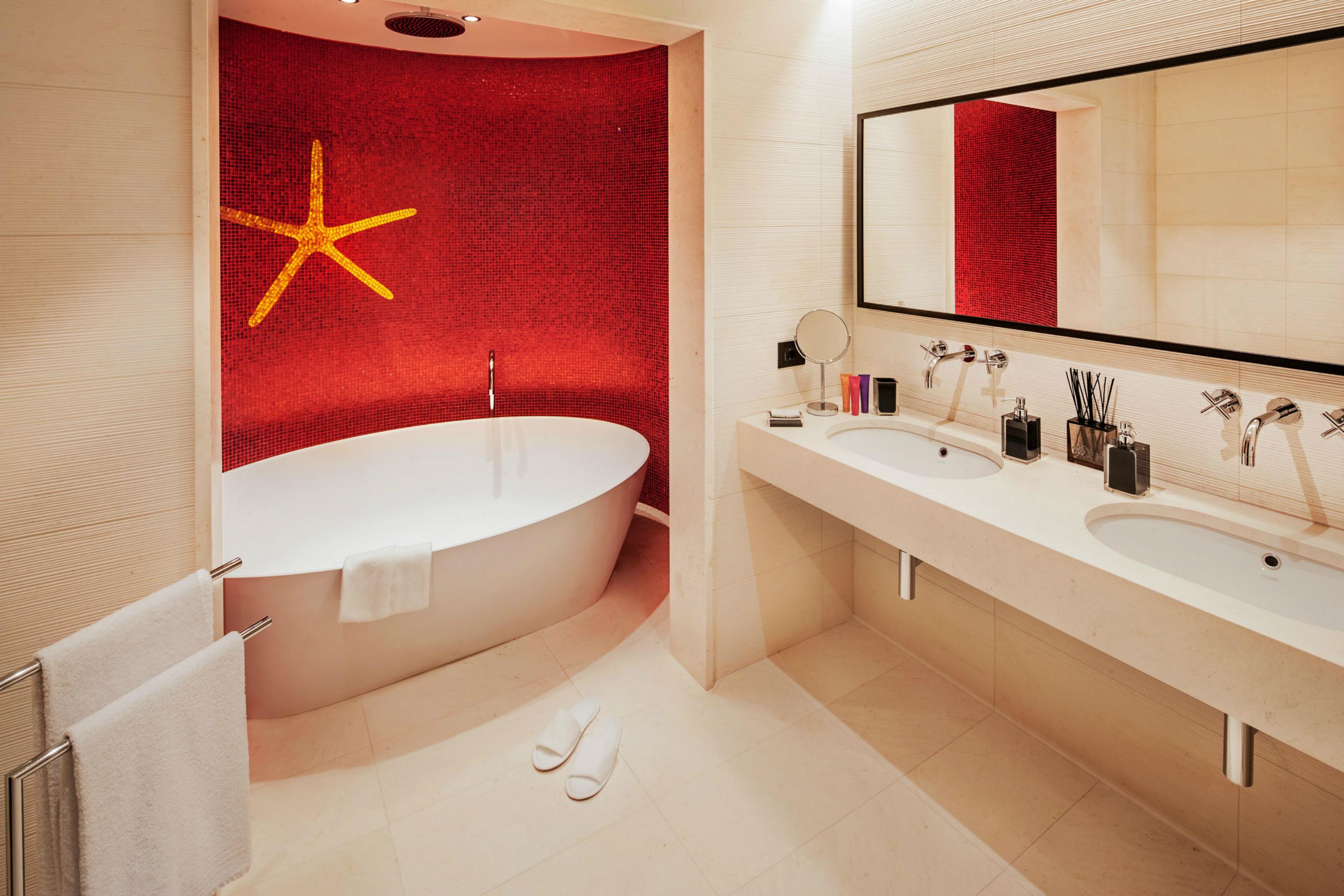 Glam Hotel 4*