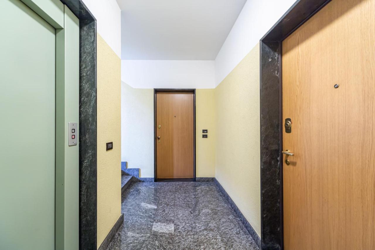 Appartamento Cozy Apt - Private Parking & Terrace Milano