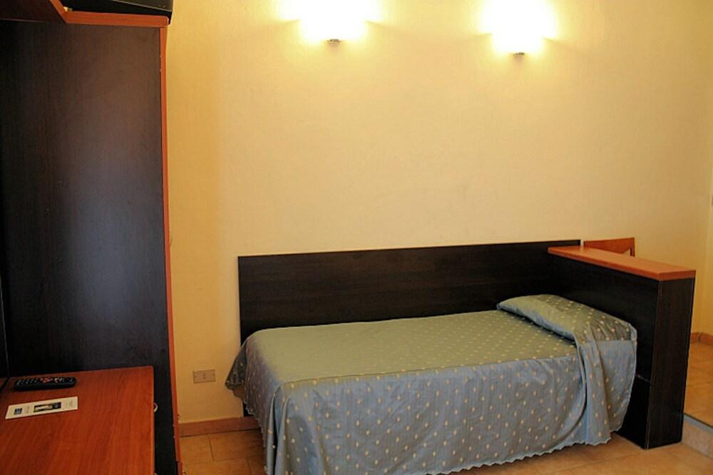 Atena Hotel 2*