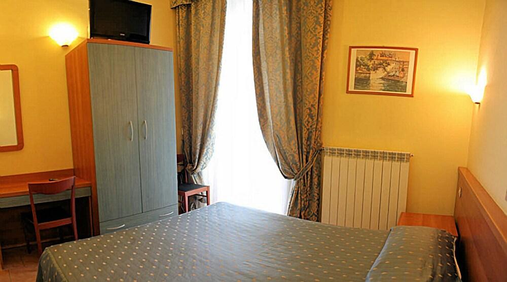 Atena Hotel 2*