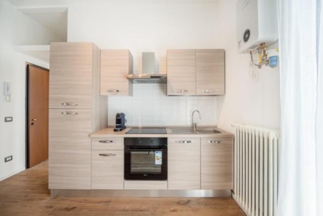 Smart Near Metro Apartment Mailand