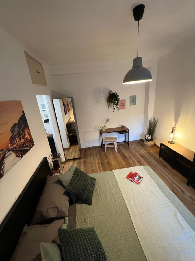 Lejlighed Stylish 3 Km Away From Duomo - Netflix, Wi-fi, All Comforts Included *