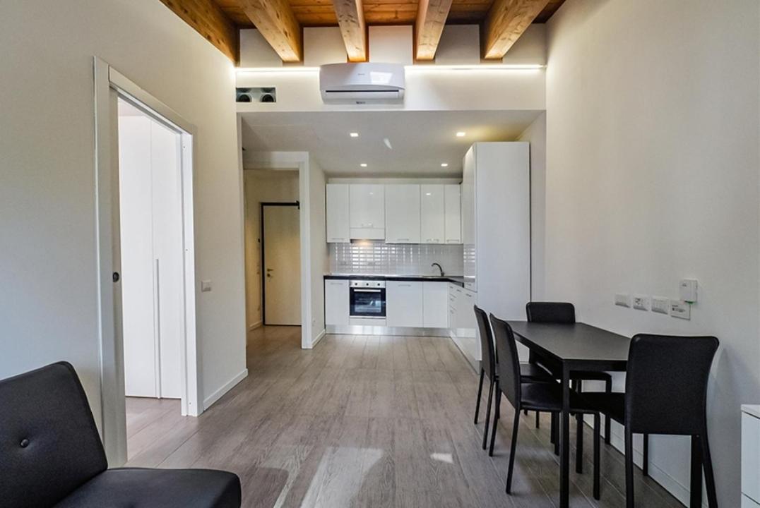 Lux 2 Metro M2 Milan