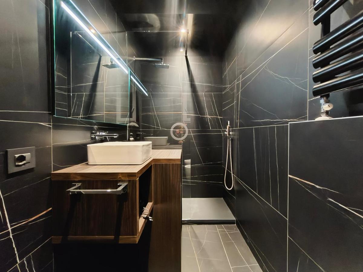 Luxury 2 Bedrooms And 2 Baths In Downtown With Ac, Wifi, Subway Aiport Conneted Appartamento Milano