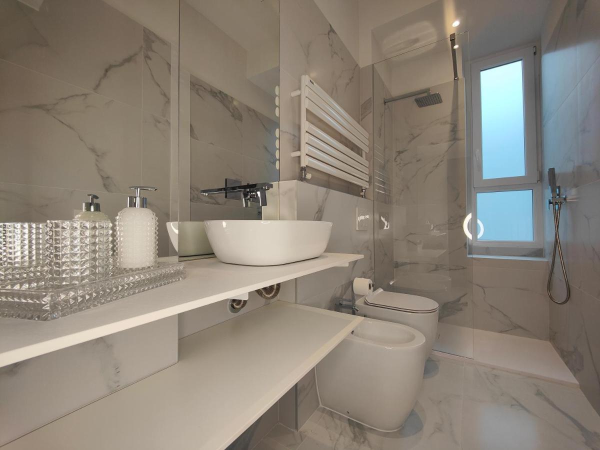 Luxury 2 Bedrooms And 2 Baths In Downtown With Ac, Wifi, Subway Aiport Conneted Appartamento Milano