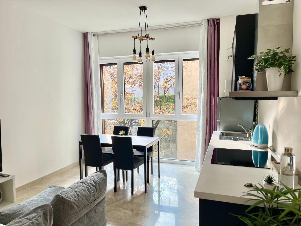 The White House, Modern In Center Apartment *