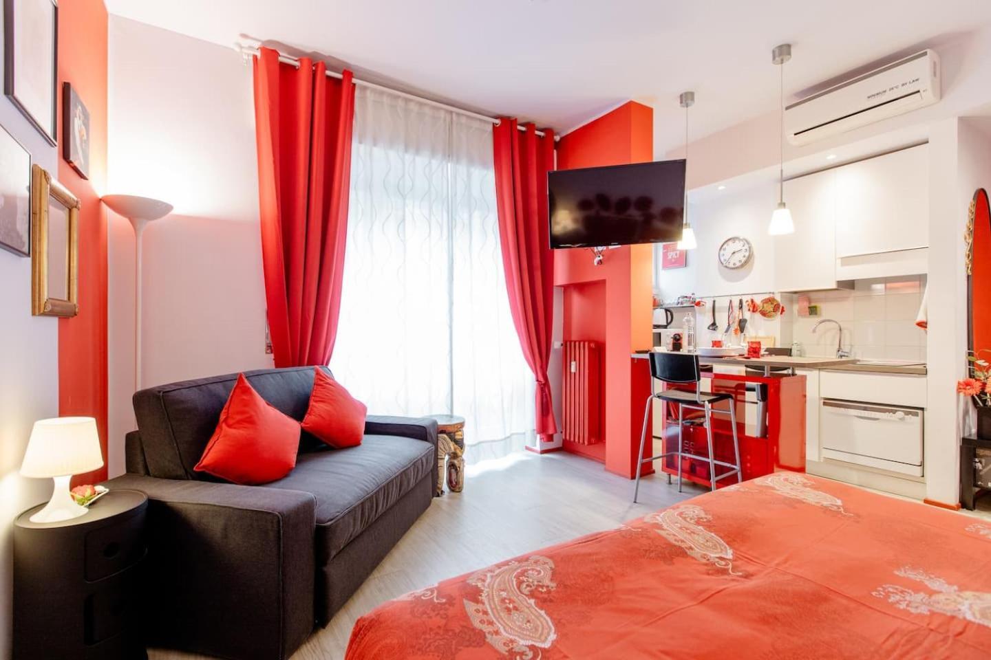 Rosso A Milano, Vicino Allo Ieo