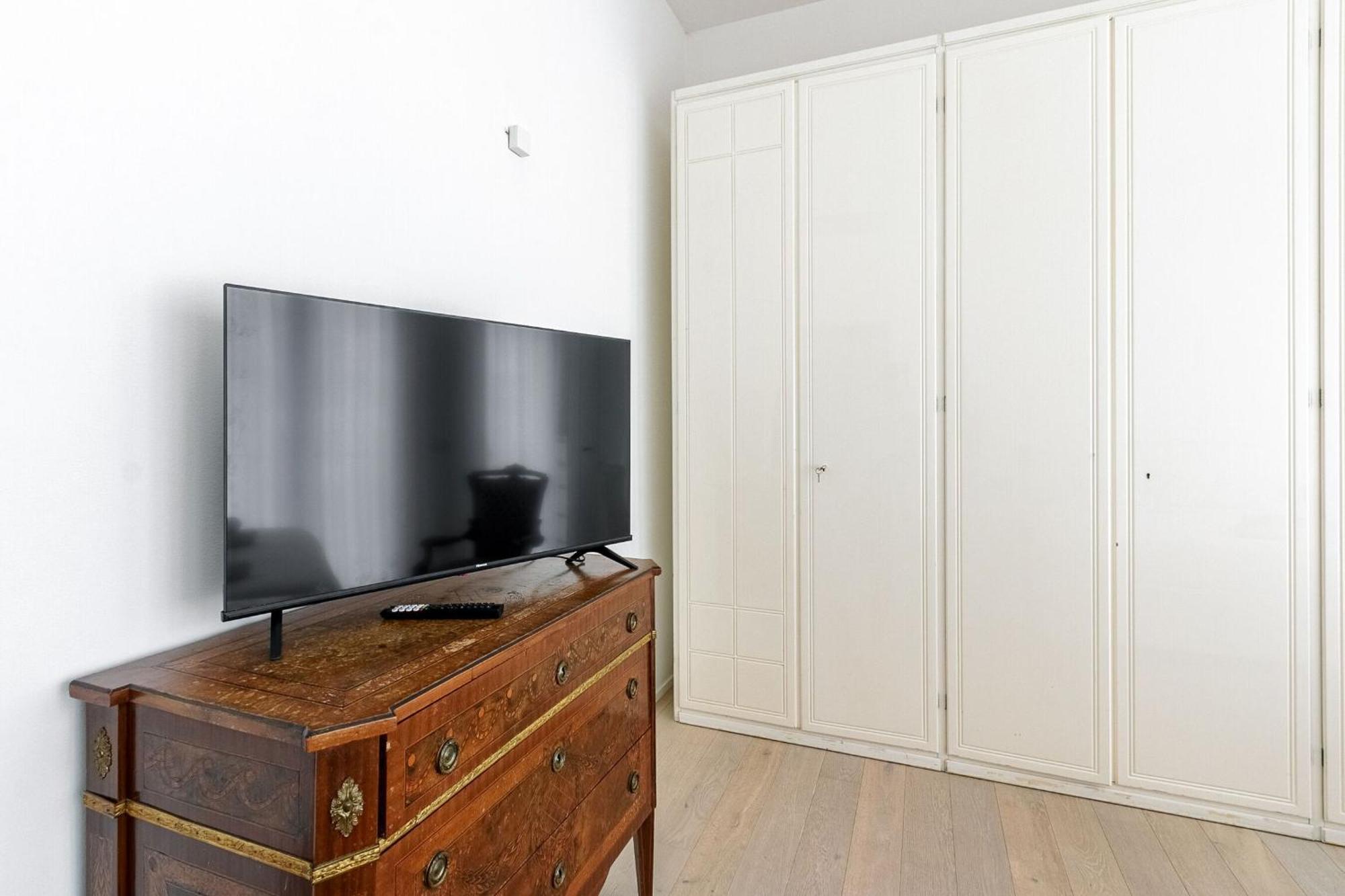 1br Uberto Visconti Di Modrone A With Balcony In Lejlighed *
