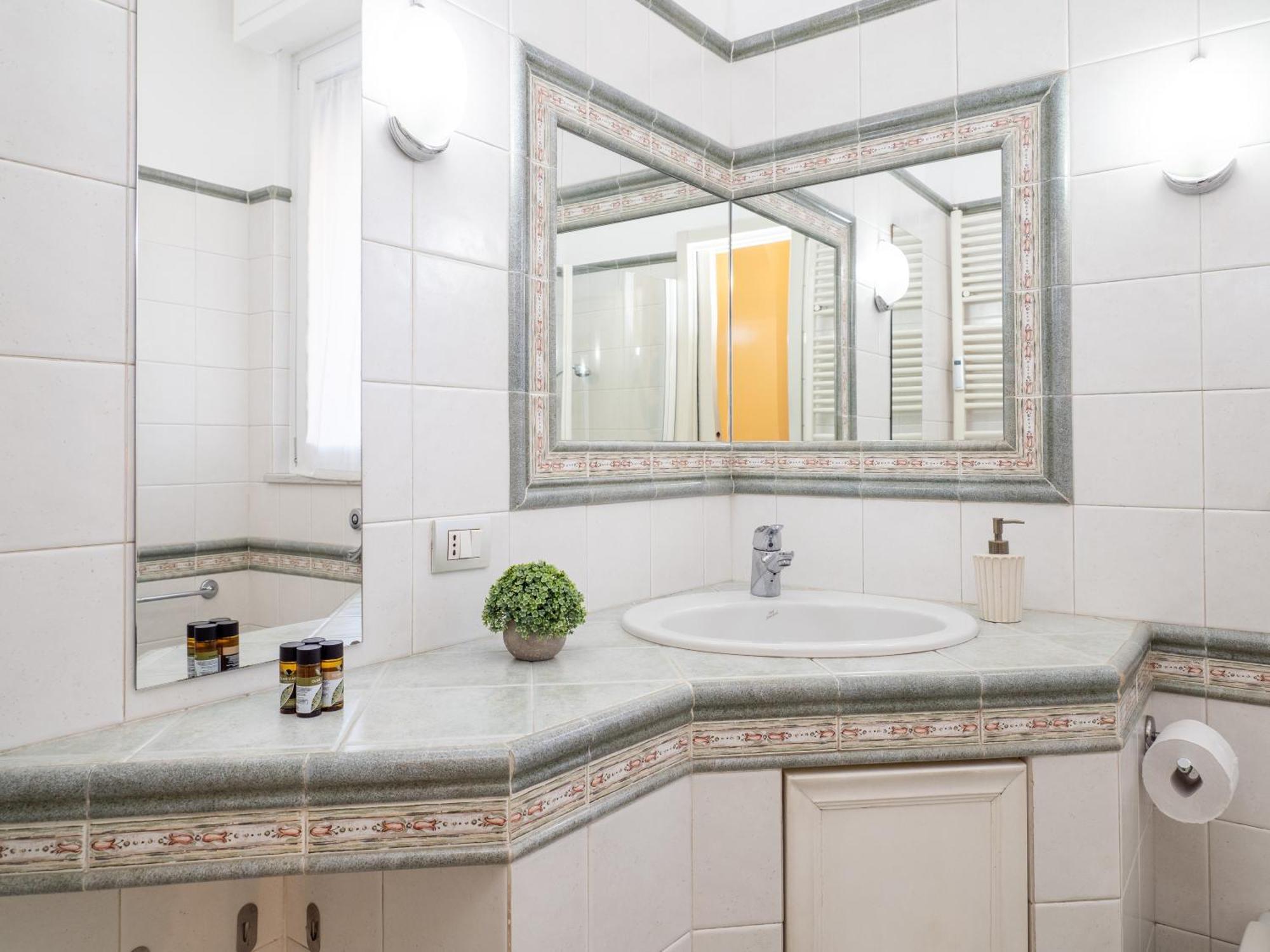 Flat In Center With Terrace, Near Garibaldi Fs *