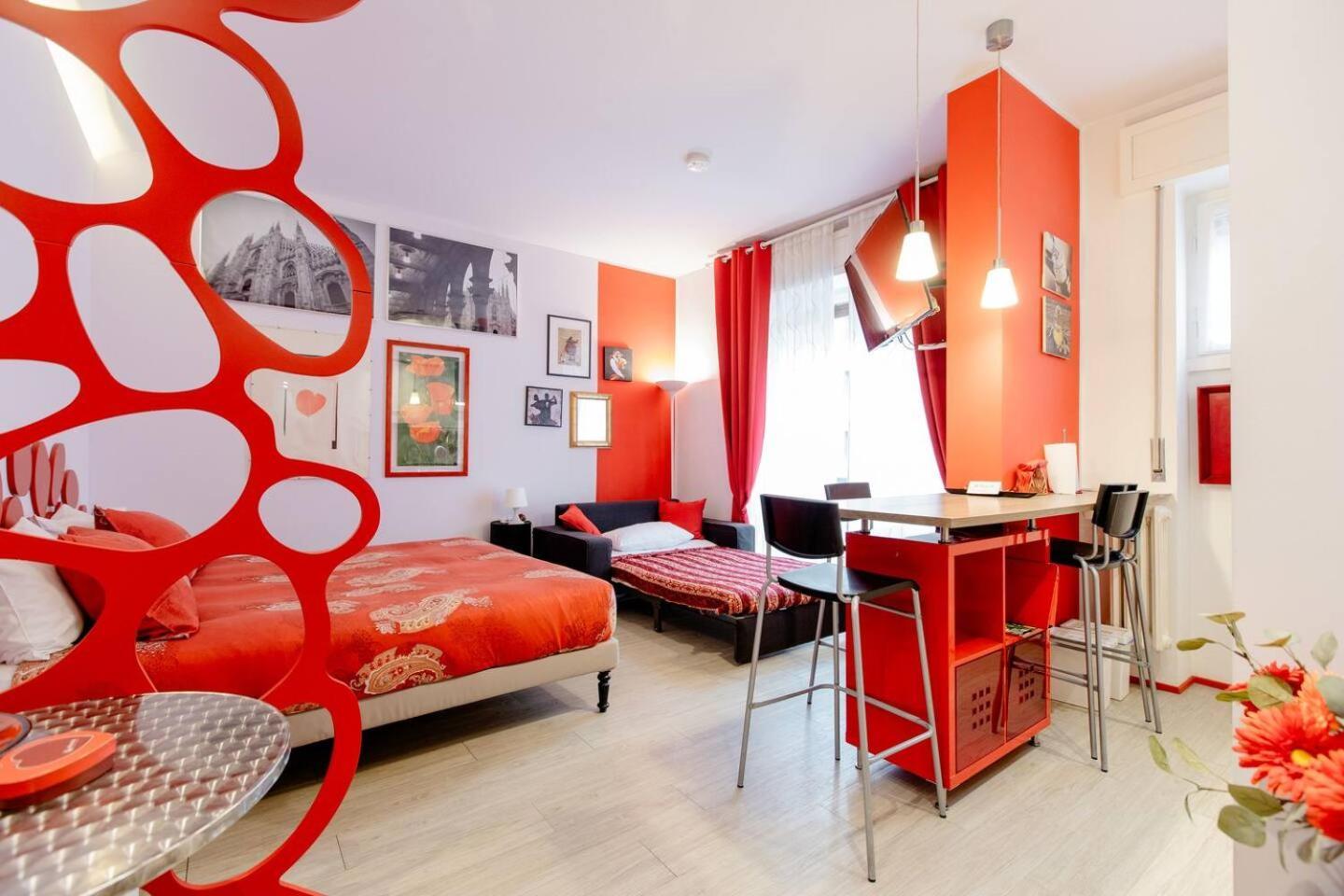 Rosso A Milano, Vicino Allo Ieo
