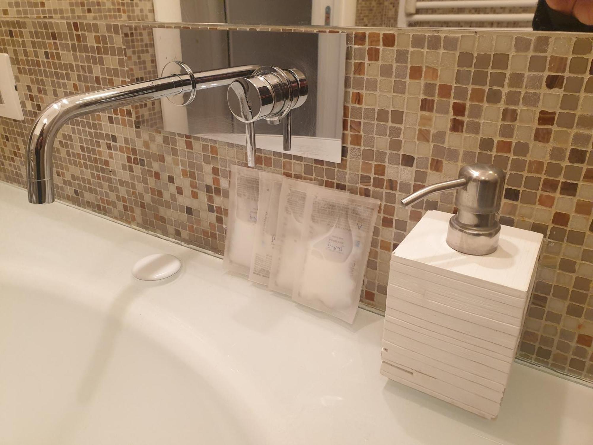 Lejlighed Your Lovely Home, Porta Venezia-1 Queen Bed, 3 Single Beds, 1 Sofa Bed-