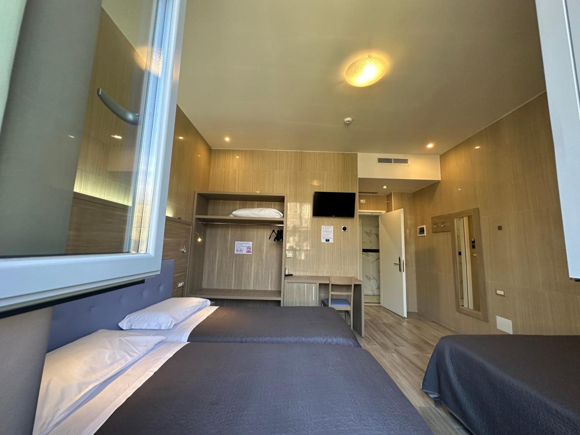 Hotel Midway 3*