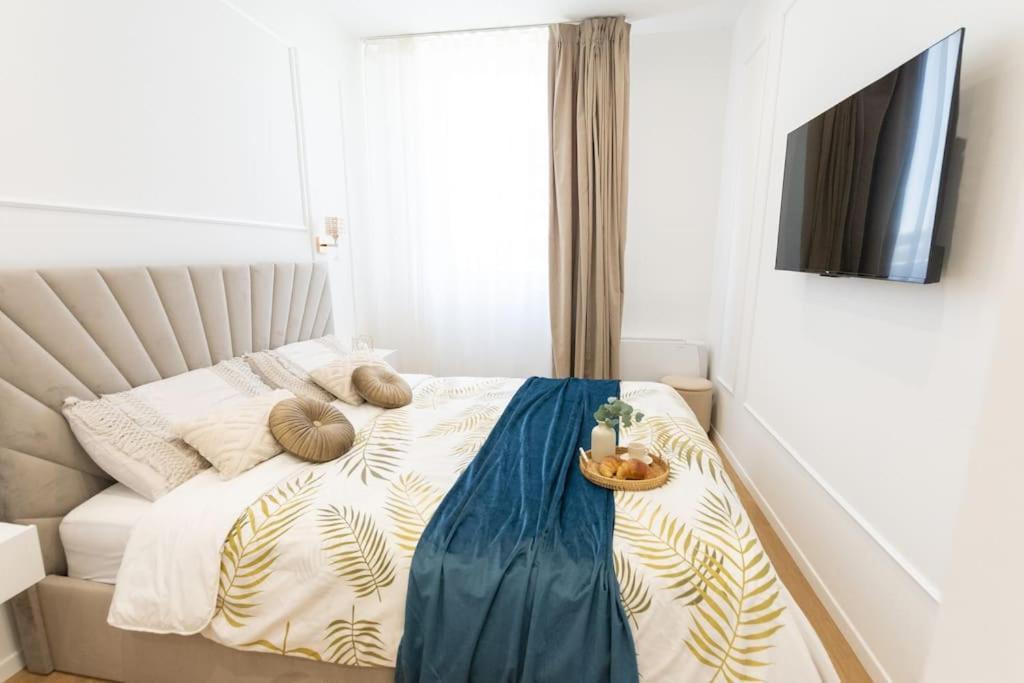 We - Prada Luxury Apartment *