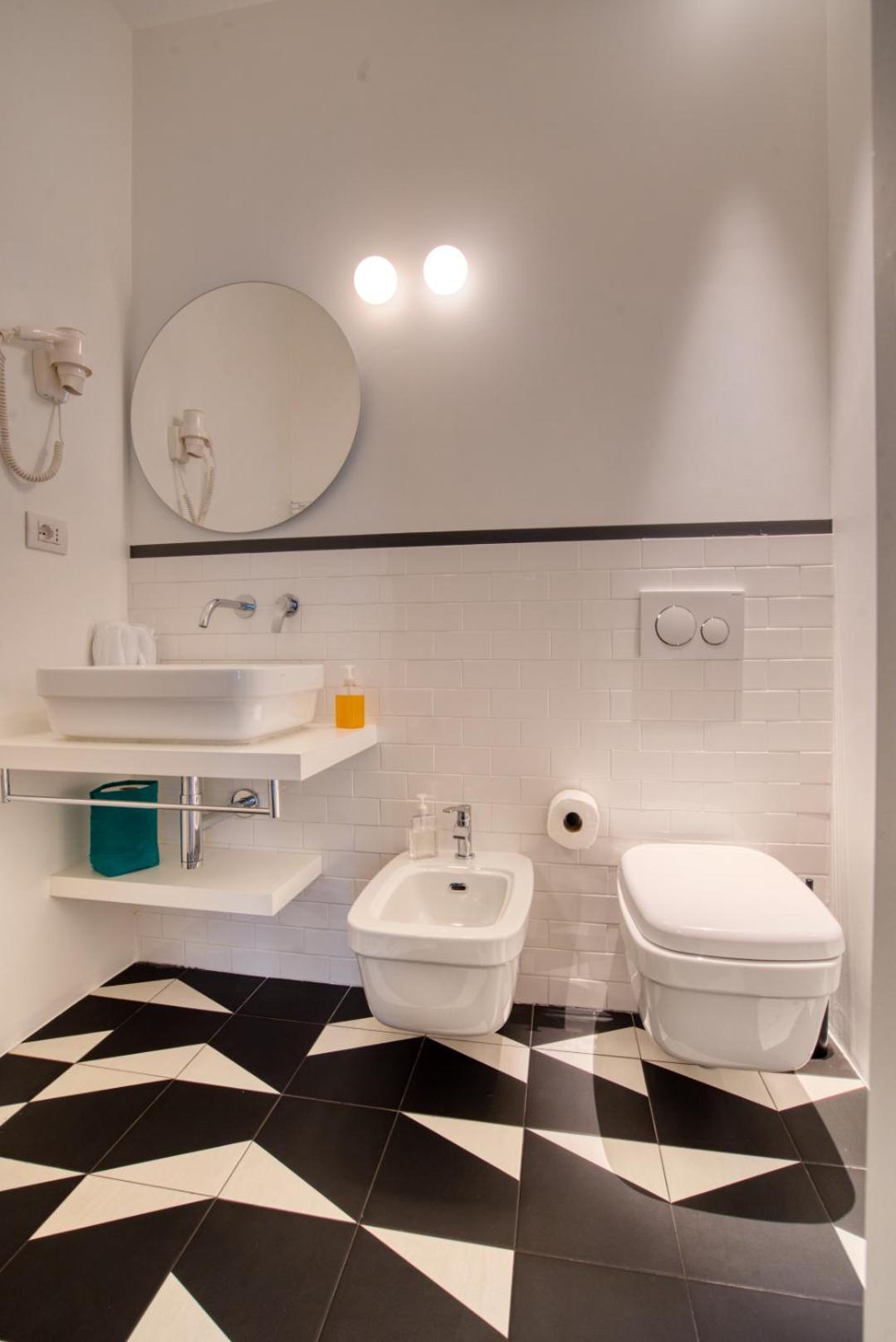 Dimora Claudia - Elegante Matrimoniale Con Bagno, Private Rooms, Self Check In, No Reception Milano