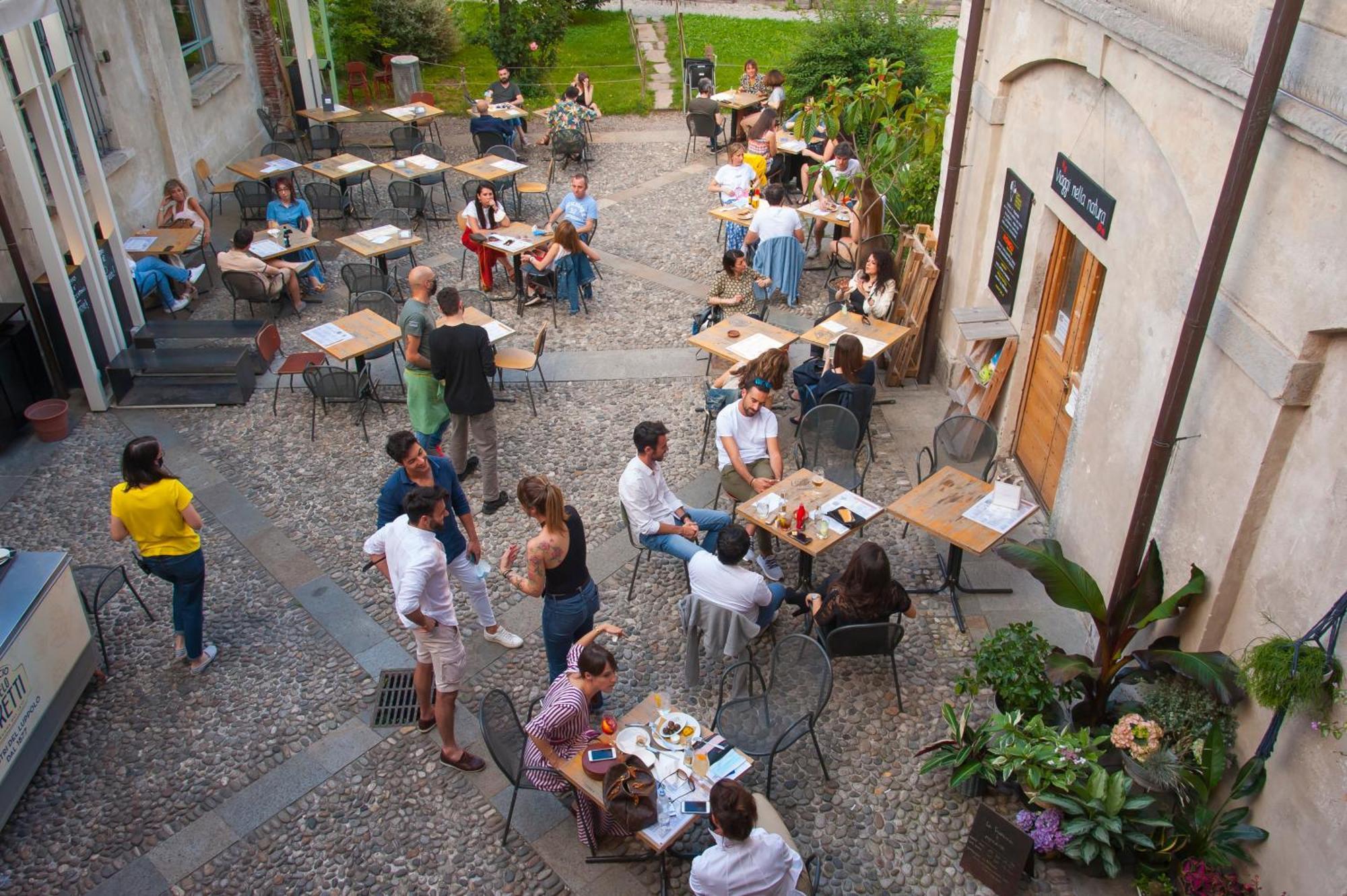 Un Posto A - All'interno Di Cascina Del 700 *