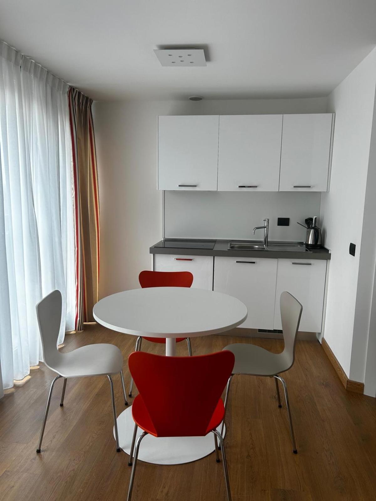 Bb Isola Aparthotel