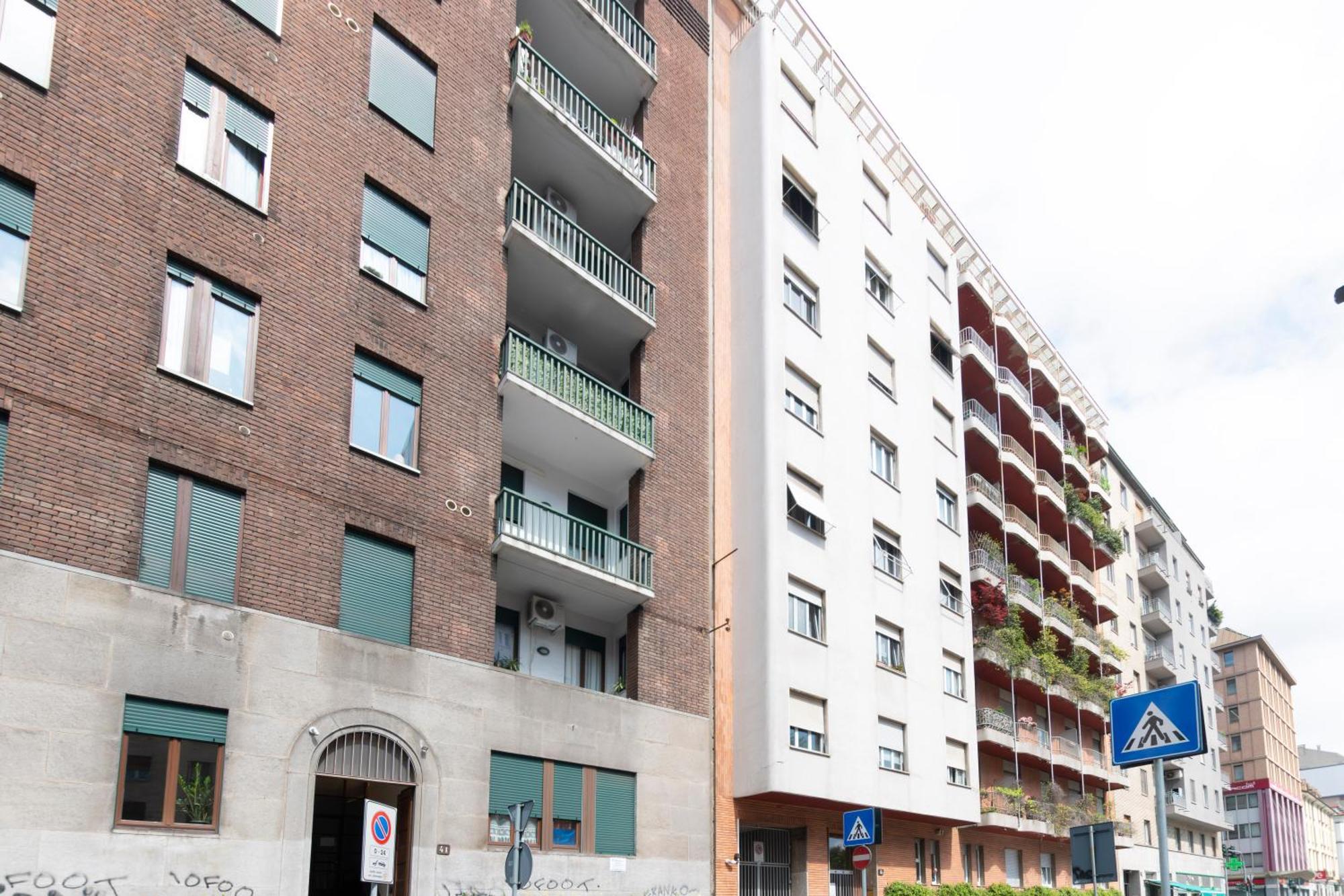 Modern & Stylish Near Isola & Station Apartment